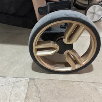 Bebek Arabasında Kırılan Tente Bağlantısı Ve Güvensiz Tekerlek İçin Aşırı Parça Ücreti