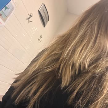 Yasemin Üney Kuaför Düz Kesim Bile Yapamadılar!