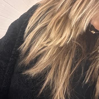 Yasemin Üney Kuaför Düz Kesim Bile Yapamadılar!