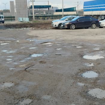 Etimesgut 2687. Sokakta Çukur Yol Güvenliğini Tehlikeye Atıyor