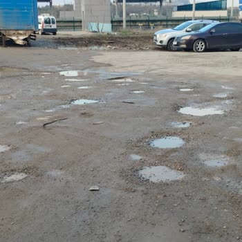 Etimesgut 2687. Sokakta Çukur Yol Güvenliğini Tehlikeye Atıyor