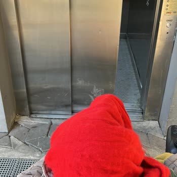 Sincan Başkentray Asansör Arızası Ve Güvenlik Görevlisinin Engelli Yolcuyu Rencide Ediyor