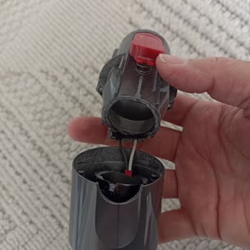 Dyson V12 Süpürge Borusu Kırıldı Ve Filtre Uyarısı Çıkıyor