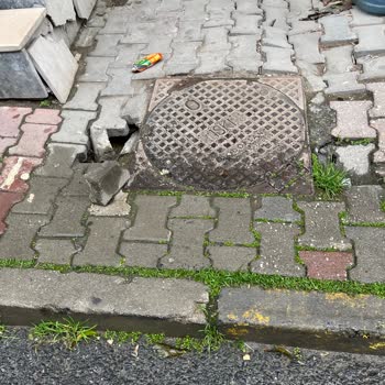 Küçükçekmece’de Çöken Kaldırım Ve Rögar Çevresi Tehlikeli, Hemen Onarılmalı