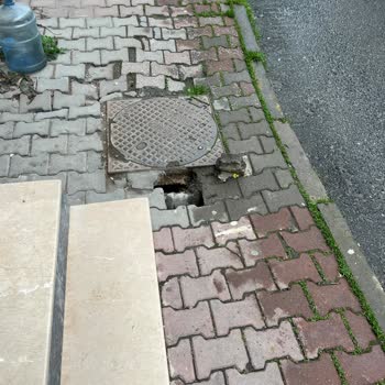 Küçükçekmece’de Çöken Kaldırım Ve Rögar Çevresi Tehlikeli, Hemen Onarılmalı