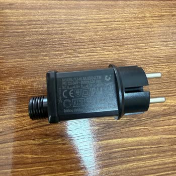 Lucia Yılbaşı Ağacı Kısa Sürede Işıkları Çalışmaz Hale Geldi Ve Yedek Parça Temini Reddedildi