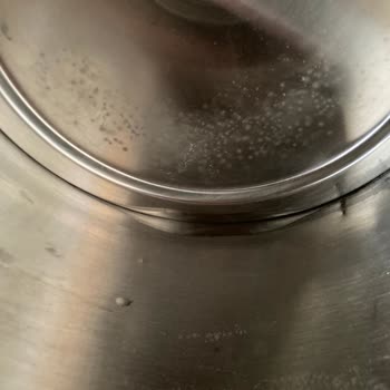 Karaca Züccaciye Tabanında Pası Andıran Lekeler Oluştu