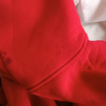 Ayıplı Kırmızı Eşofman Üstü: Lekeler Çıkarılamadı Ve Şirketten Cevap Yok