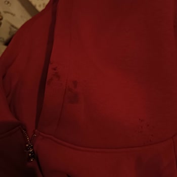 Ayıplı Kırmızı Eşofman Üstü: Lekeler Çıkarılamadı Ve Şirketten Cevap Yok