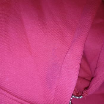 Ayıplı Kırmızı Eşofman Üstü: Lekeler Çıkarılamadı Ve Şirketten Cevap Yok