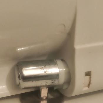 Aşınmış Klozet Kapağı Menteşi Eksik, Yeni Parça Talebi