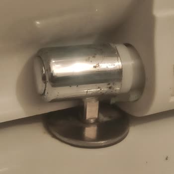 Aşınmış Klozet Kapağı Menteşi Eksik, Yeni Parça Talebi