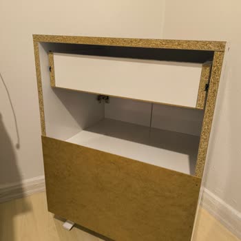 Şifonyerin Arka Suntası Eksik, Müşteri Hizmetleri Yardımsız