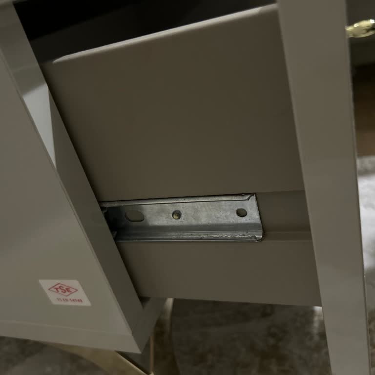 Yarım Açılan Komodin Çekmeceleri Ve Kırık TV Ünitesi Sorunu Hâlâ Çözülmedi