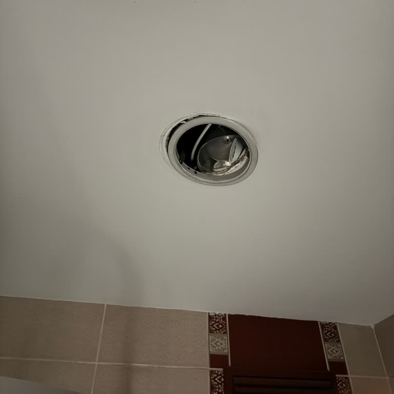Kablo Döşeme Çalışması Banyo Aydınlatmasını Kırdı, Firma Cevap Vermedi