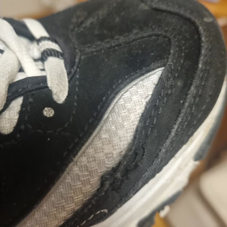 Marmara Forum Skechers Ayakkabısında Yan Açılması Ve Mağaza Çözüm Sunmaması