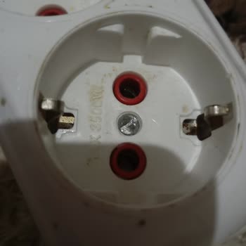 İstanbul Küçükçekmece Mağazasından Alınan As Bakalit Üçlü Kablonun Vidaları Bilerek Köreltilmiş