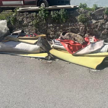 Konteyner Çevresindeki Moloz Ve Eski Eşyalar Çöplük Haline Geldi