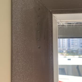 Pimapen Kasa Köşesindeki Montaj Hatası Mastikle Gizlendi