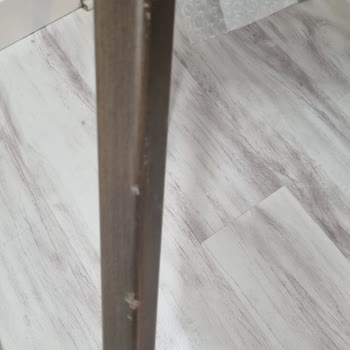 Hasarlı Ve Boyası Soyulmuş Sandalye Değişimi Talep Ediliyor