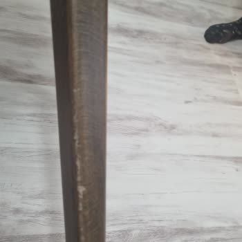 Hasarlı Ve Boyası Soyulmuş Sandalye Değişimi Talep Ediliyor