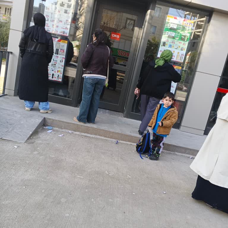 Anahtarsız BİM Mağazası Saat 9’da Kapalı: Sorumluluk Eksikliği