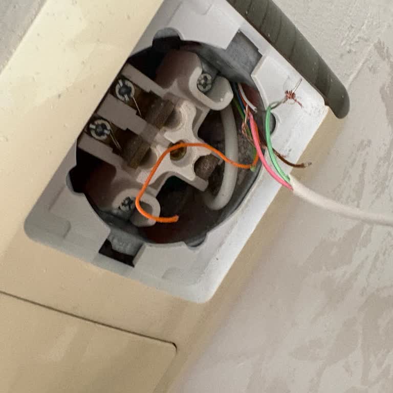 Ücretsiz Olması Gereken Kurulum İçin Alınan 800 TL’nin İadesi Ve Açık Kablolar Şikayeti