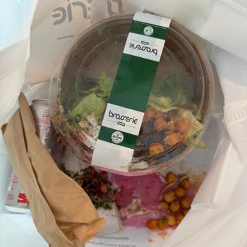 Siparişim Dökülmüş, Kurye İlgisiz Ve Müşteri Hizmetleri Yardımsız