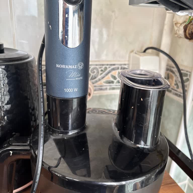 Korkmaz Blenderın Gürültüsü Komşuları Rahatsız Ediyor, Bıçakları El Kesiyor