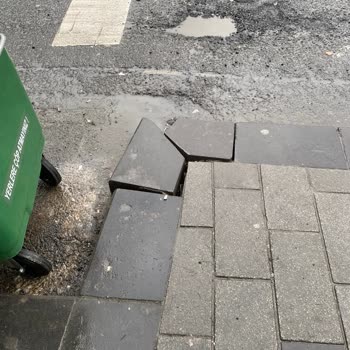Şişli Mecidiyeköy Kaldırım Düzenlemesinde Özensiz İşçilik Ve Su Birikintileri