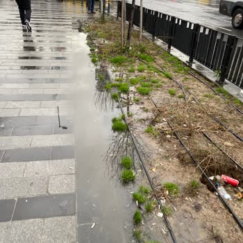 Şişli Mecidiyeköy Kaldırım Düzenlemesinde Özensiz İşçilik Ve Su Birikintileri