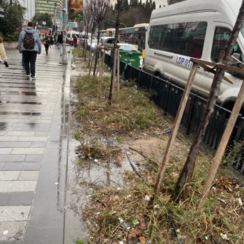 Şişli Mecidiyeköy Kaldırım Düzenlemesinde Özensiz İşçilik Ve Su Birikintileri