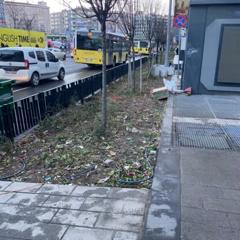 Şişli Mecidiyeköy Kaldırım Düzenlemesinde Özensiz İşçilik Ve Su Birikintileri