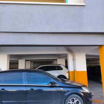 A101 Çalışanlarının İzmarit Atışı Görüntü Kirliliği Ve Sakinleri Rahatsız Etmesi