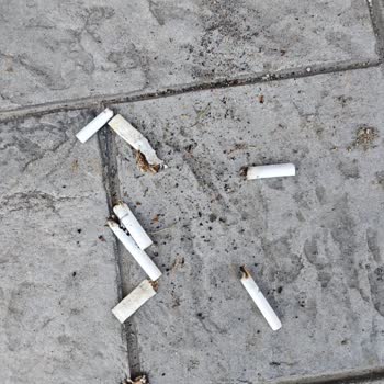 A101 Çalışanlarının İzmarit Atışı Görüntü Kirliliği Ve Sakinleri Rahatsız Etmesi