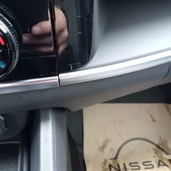 Yeni Nissan Qashqai'de Ön Konsol Plastik Parçasında Oynama Ve Servis Bayi Normalleştirilmesi