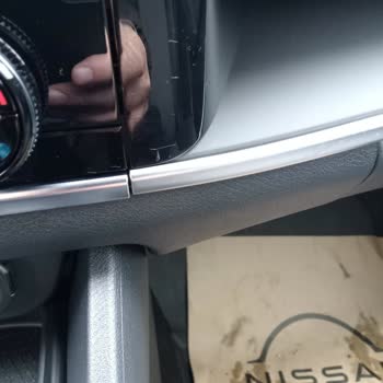 Yeni Nissan Qashqai'de Ön Konsol Plastik Parçasında Oynama Ve Servis Bayi Normalleştirilmesi