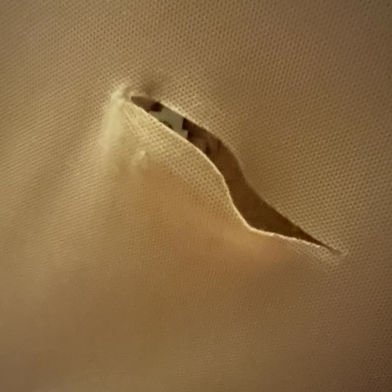 Konfor Mobilya Yatağın Başlığındaki Yırtık İçin 4 Aylık Servis Yanıtsızlığı