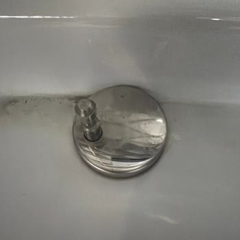 Turkuaz Klozet Kapağı Menteşesi Kırıldı, Parça Temini Bekliyor