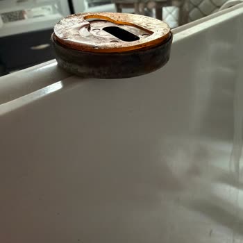 Turkuaz Klozet Kapağı Menteşesi Kırıldı, Parça Temini Bekliyor