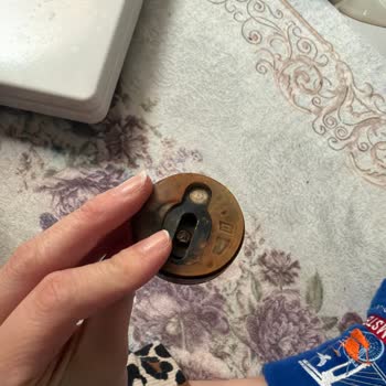 Turkuaz Klozet Kapağı Menteşesi Kırıldı, Parça Temini Bekliyor