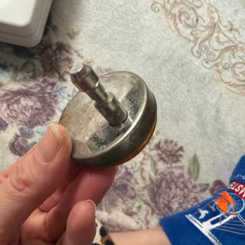 Turkuaz Klozet Kapağı Menteşesi Kırıldı, Parça Temini Bekliyor