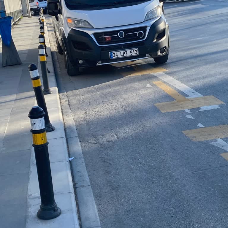 İETT Durağını Özel Servis Aracı Blokladı, Otobüsü Kaçırdım