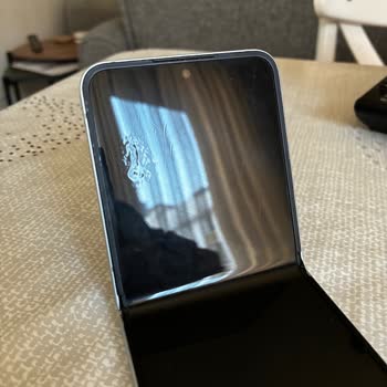 Samsung Galaxy Z Flip 6 Telefonunda Ekran Bozulması Ve Ücretli Değişim Reddi