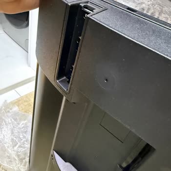 Kırık Panel Ve Eksik Parçalarla Geri Gelen Televizyon