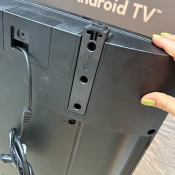 Kırık Panel Ve Eksik Parçalarla Geri Gelen Televizyon