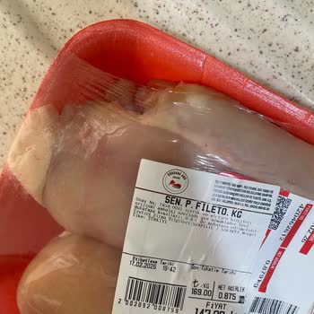 Açık Poşet Ve Son Kullanma Tarihi Olmayan Et Ve Tavuk Ürünleri Sağlık Riski Oluşturuyor