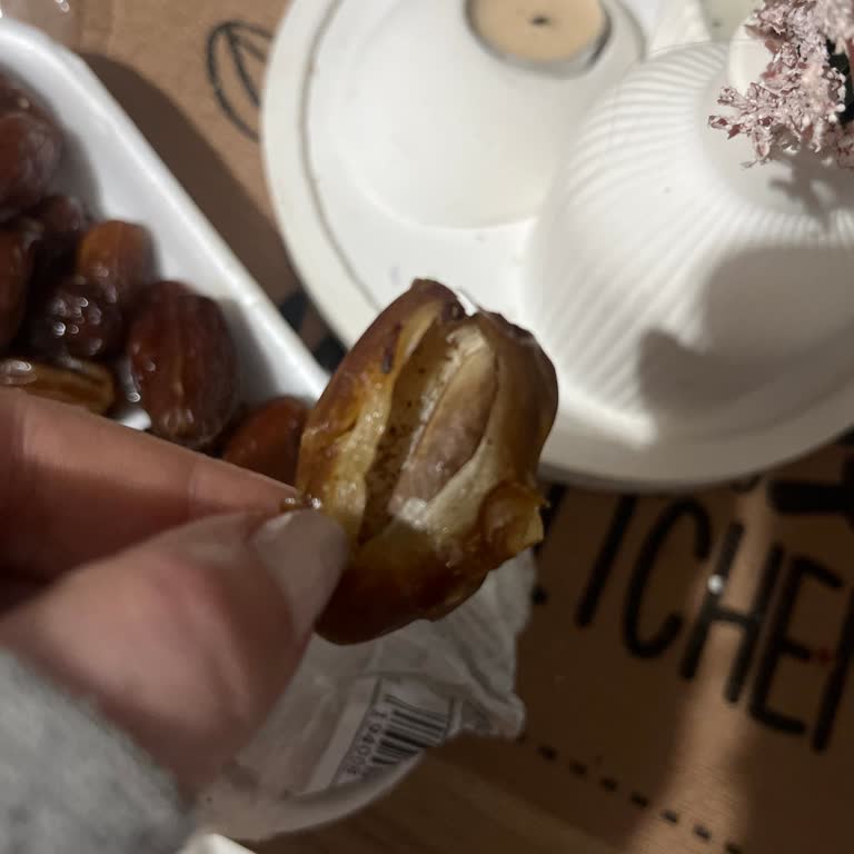 Hakmar Sultanbeyli’de Kurtlu Hurmalar Satıldı, Çalışanlar Yetki Yok Diyerek Umursamaz Davrandı