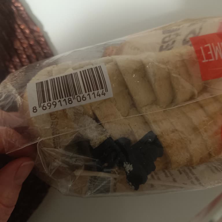 A101 Kocaeli Körfez Şubesinde Nimet Tost Ekmeğinde Siyah Taşlaşmış Madde Bulundu