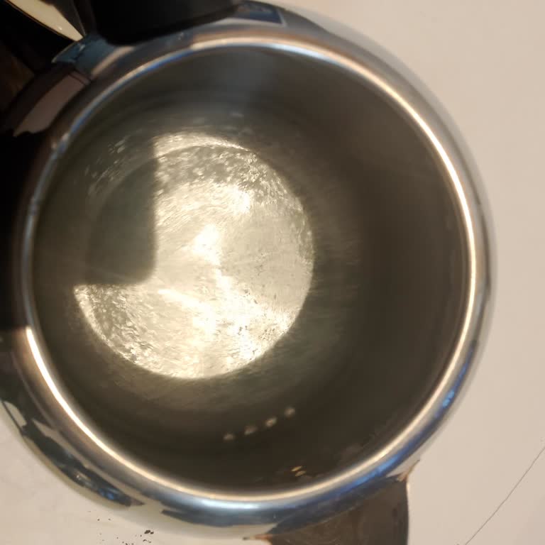 Saka Su Damacanasında Kireç Tortusu Çaydanlıklarda Sağlık Endişesi